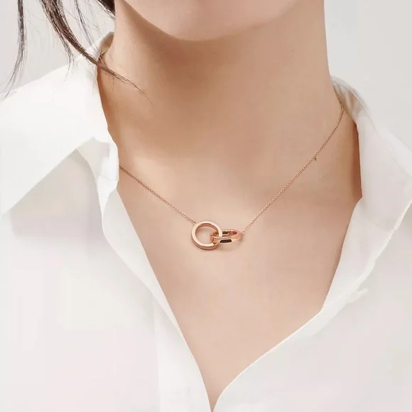 Person Tiffany 1837 Circle Pendant Tiffany Tiffany 1837 18k